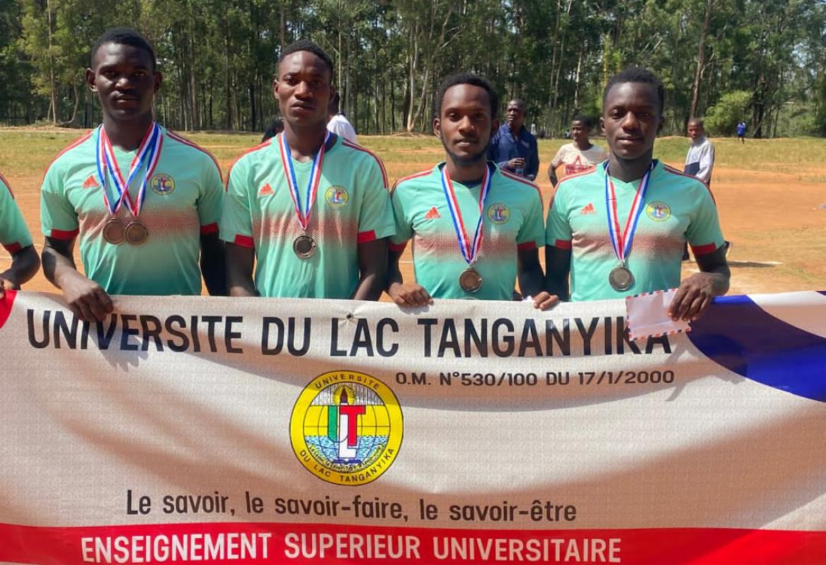 Les athlètes tenant un banderole dans la main après compétition